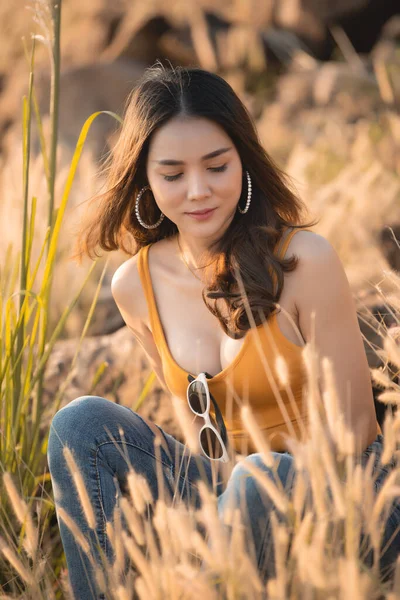 Portret Van Een Prachtige Aziatische Vrouw Het Veld Bij Zonsondergang — Stockfoto