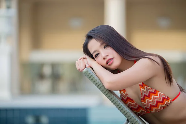 Retrato Mujer Sexy Asiática Piscina Tailandia Tiene Una Forma Cuerpo —  Fotos de Stock