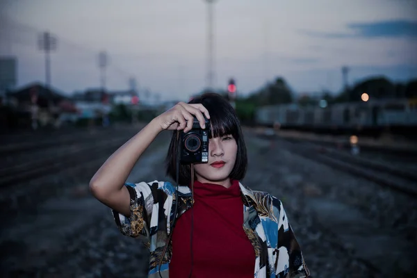 Retrato Chica Hipster Asiática Puesta Del Sol Ferrocarril Estilo Vintage —  Fotos de Stock