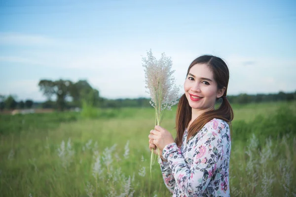 Krásná Asijská Žena Drží Trávu Květ Poli Večerních Hodinách — Stock fotografie