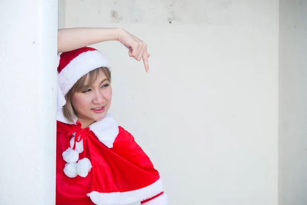 Bela Jovem Ásia Mulher Santa Claus Roupas Branco Fundo — Fotografia de Stock