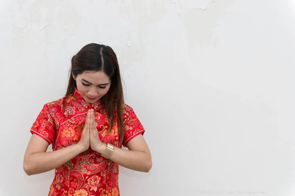 Asijky Žena Cheongsam Bílé Zdi Šťastný Čínský Nový Rok Koncept — Stock fotografie