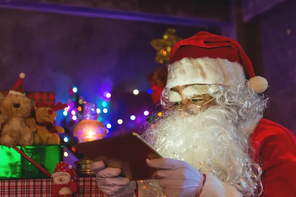 Santa Claus Διαβάσει Ένα Βιβλίο Νύχτα Στο Σπίτι Φως Από — Φωτογραφία Αρχείου