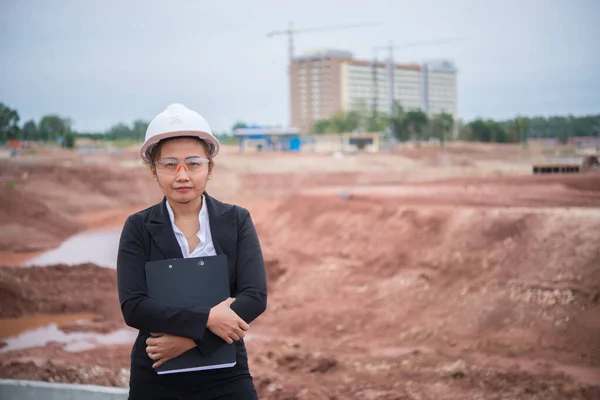 Mulher Engenheira Que Trabalha Local Ponte Construção — Fotografia de Stock