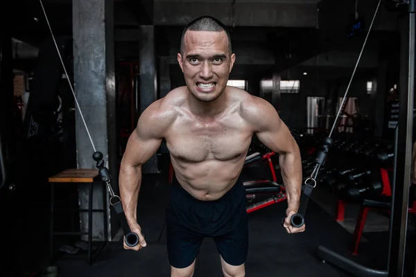 Портрет Азиатского Человека Большой Мышцы Тренажерном Зале Таиланд Люди Тренировки — стоковое фото