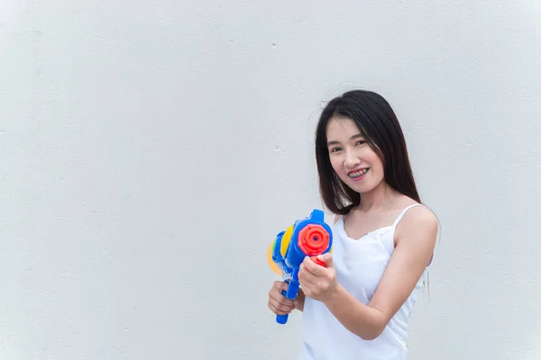 Beyaz Arka Planda Tabancası Olan Asyalı Kadın Tayland Şenlik Songkran — Stok fotoğraf