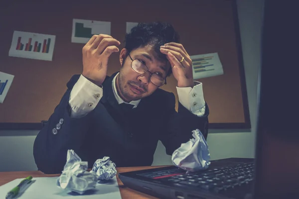 Asiatico Uomo Affari Sotto Stress Durante Eccessivo Lavoro — Foto Stock