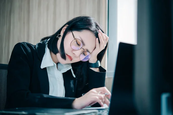 Mujer Asiática Que Trabaja Oficina Joven Mujer Negocios Estresada Por — Foto de Stock