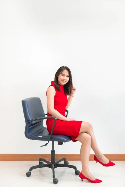 Piękna Azji Kobieta Czerwony Strój Pozować Dla Zrobić Zdjęcie Krzesło — Zdjęcie stockowe