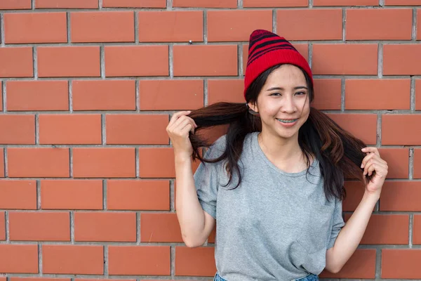 Porträt Asiatische Hipster Mädchen Auf Backsteinmauer Hintergrund — Stockfoto