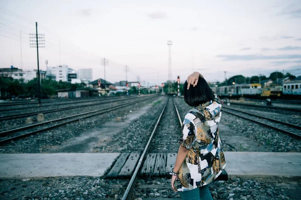 Porträt Eines Asiatischen Hipster Mädchens Bei Sonnenuntergang Bahnhof — Stockfoto