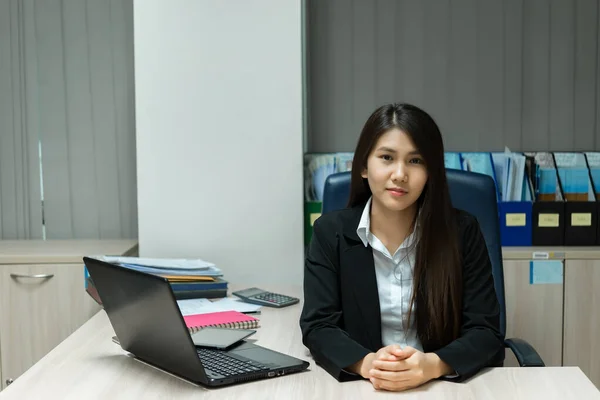 亚洲女人在办公室工作 年轻的女商人由于工作负担过重 办公桌上堆满了文件 泰国人在想什么 — 图库照片