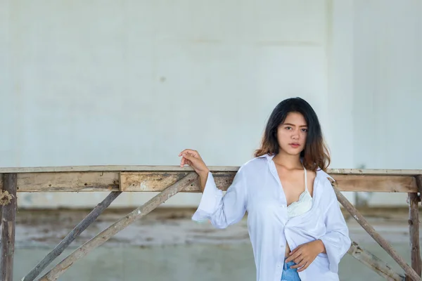 Retrato Sensual Ásia Mulher Vestindo Branco Camisa Posando Idade Edifício — Fotografia de Stock