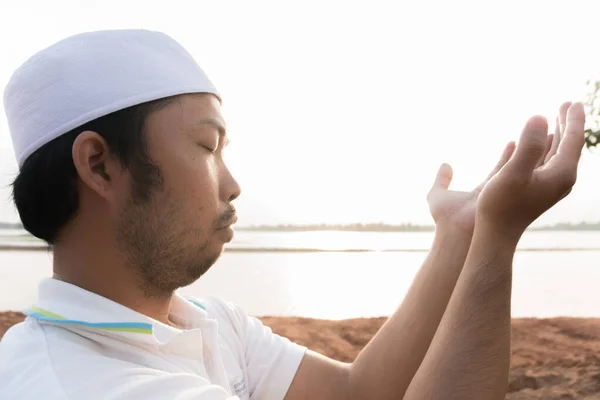 Silhuett Ung Asiatisk Muslim Man Ber Solnedgången Ramadan Festival Koncept — Stockfoto