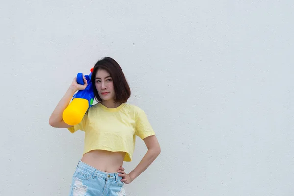 Asiatische Frau Mit Wasserpistole Der Hand Auf Weißem Hintergrund Festival — Stockfoto