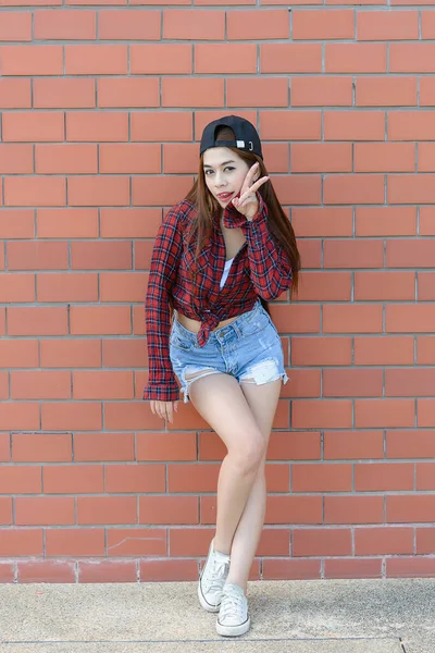 Menina Hipsters Asiáticos Parede Tijolo Laranja Estilo Vida Adolescência Moderna — Fotografia de Stock