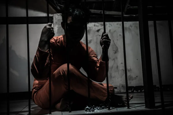 Азиатский Человек Отчаявшийся Железной Тюрьме Концепция Заключенных Таиландцы Надежда Свободу — стоковое фото