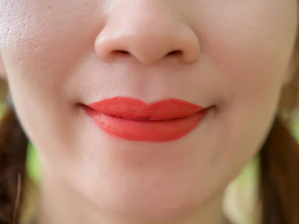 Primer Plano Una Joven Hermosa Mujer Con Labios Rojos —  Fotos de Stock