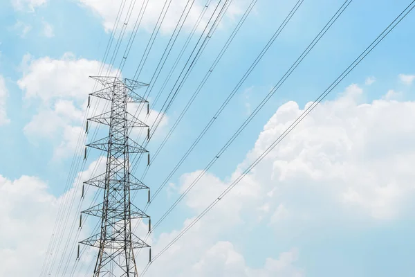 Torres Electricidad Sobre Fondo Cielo Azul Nublado — Foto de Stock