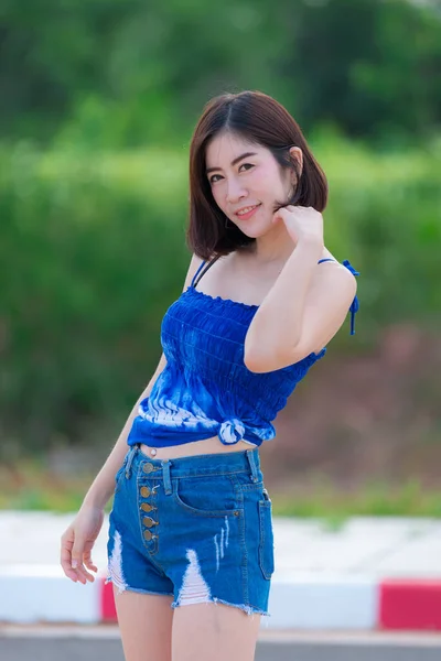 Portret Van Mooie Aziatische Vrouw Goud Haar Buiten Happy Woman — Stockfoto