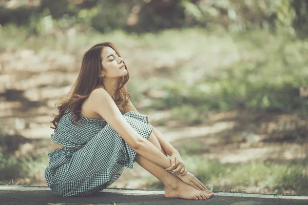 아름다운 여성은 짝사랑에 슬프고 생각하고 생각하고 생각하고 빈티지 스타일에 어두운 — 스톡 사진