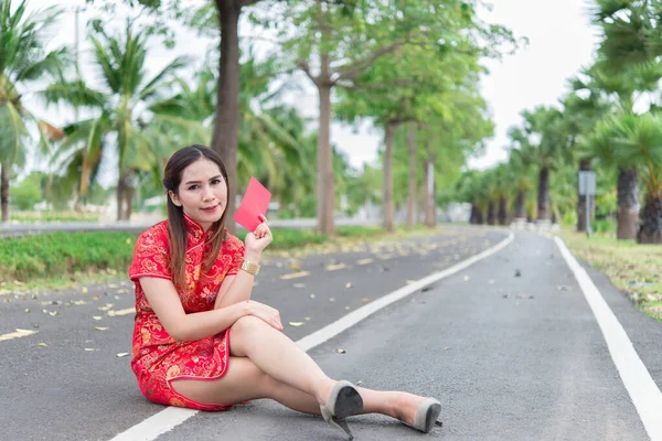 받으세요 전통적 아시아 여성붉은 봉투를 길가에 — 스톡 사진