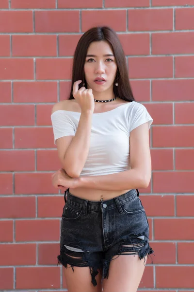 Retrato Bela Menina Asiática Chique Posar Para Tirar Uma Foto — Fotografia de Stock