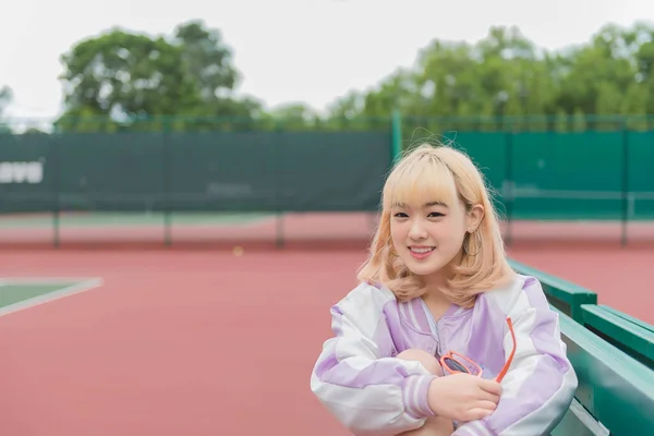 Potret Gadis Cantik Berambut Emas Duduk Bangku Lapangan Tenis Wanita — Stok Foto