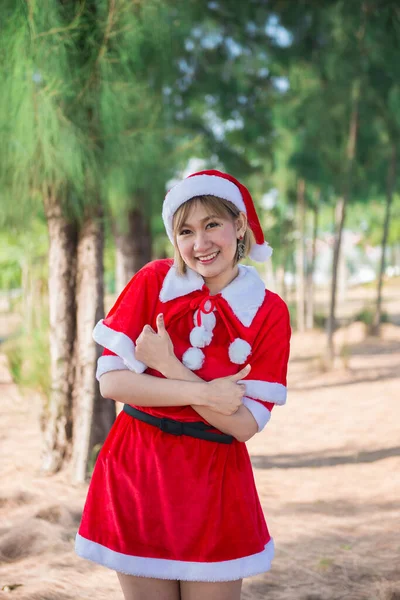 Mooie Jonge Aziatische Vrouw Santa Claus Kleding Buiten — Stockfoto