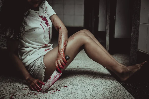 Elinde bıçak tutan güzel Asyalı kadın, cinayet konsepti, vücutta kan.