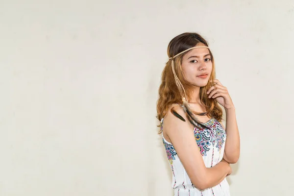 Portret Azjatyckiej Cyganki Białej Ścianie Tajlandczycy Hipiska — Zdjęcie stockowe