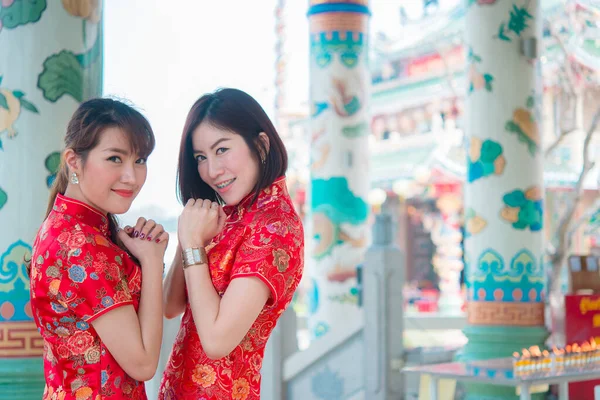 Cheongsam Elbiseli Iki Güzel Asyalı Kadının Portresi Tayland Halkı Mutlu — Stok fotoğraf
