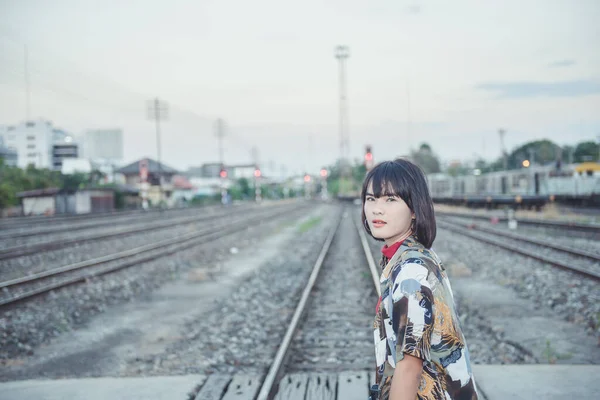 Retrato Asiático Hipster Menina Por Sol Caminho Ferro — Fotografia de Stock