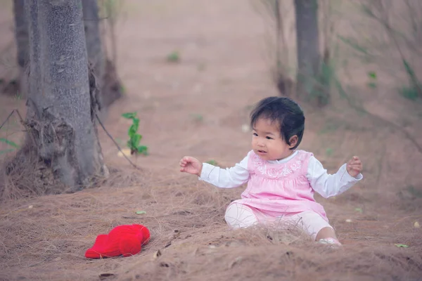森林里可爱的亚洲小女孩的画像 冬季风格的概念 — 图库照片