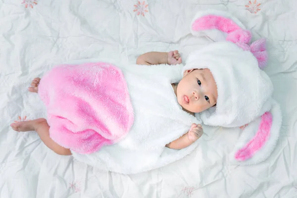 Gros Plan Mignon Asiatique Bébé Fille Dans Une Robe Lapin — Photo