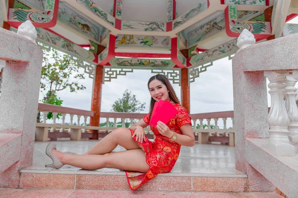 Feliz Ano Novo Chinês Mulher Asiática Vestindo Roupas Tradicionais Cheongsam — Fotografia de Stock