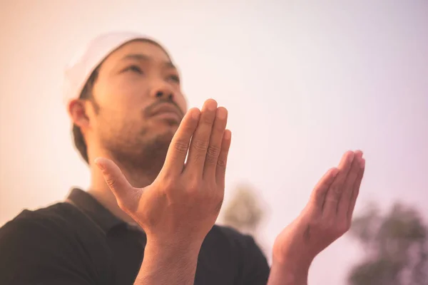 シルエット ヤング アジアのイスラム教徒の男性が日没を祈って ラマダーン祭のコンセプト — ストック写真