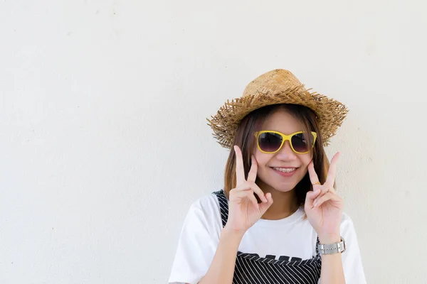 Retrato Menina Asiática Vestindo Chapéu Palha Óculos Sol Fundo Branco — Fotografia de Stock