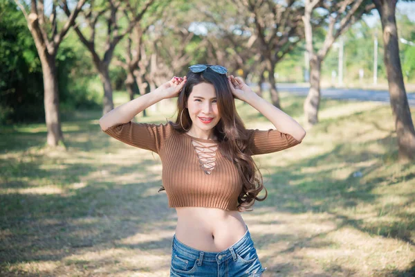 Retrato Mulher Asiática Árvores Túnel Luz Dia — Fotografia de Stock