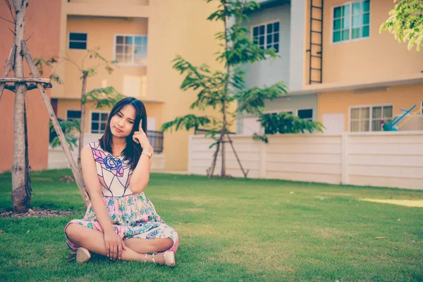 마을의 잔디밭에 아시아 여성을 가까이 그녀는 스타일로 합니다 — 스톡 사진