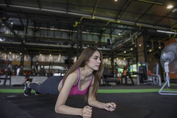 Schön Asiatisch Frau Training Die Fitnessstudio Thailand — Stockfoto