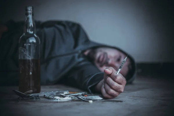 Asyalı erkekler, damarlarına eroin enjekte eden uyuşturucu bağımlılarıdır. Flakka ya da zombi ilacı tehlikeli, Tayland uyuşturucu konseptine hayır, ıssız bir yerdeki kötü adam uyuşturucuları.