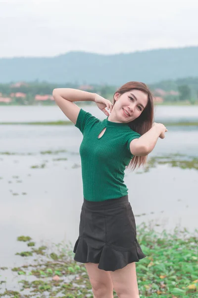 Hermosa Chica Tailandesa Tiene Una Hermosa Sonrisa Lago Cerca Montaña —  Fotos de Stock