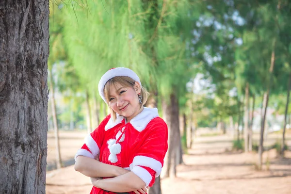 Bonita Jovem Mulher Asiática Santa Claus Roupas Livre — Fotografia de Stock