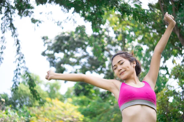 Asiatische Sportliche Frau Streckt Die Arme Aus Atmet Frische Luft — Stockfoto