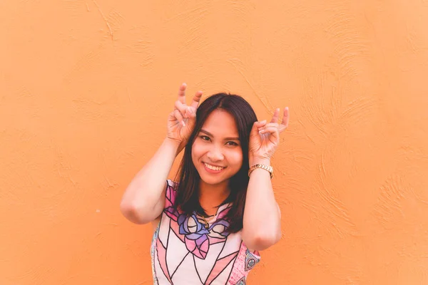 Retrato Bela Mulher Asiática Posar Parede Laranja Estilo Vida Uma — Fotografia de Stock