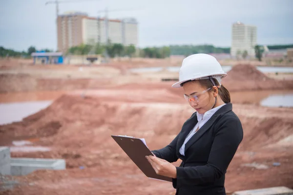 Ingenieurin Arbeitet Baustelle Der Bau Befindlichen Brücke — Stockfoto