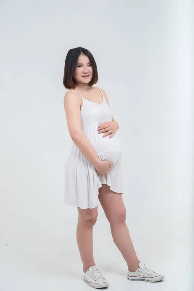 白い背景にアジアの妊婦の肖像 タイの人々は手のタッチ腹を使用します — ストック写真
