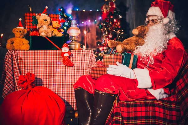 Santa Claus Tiene Una Caja Regalo Mucho Casa Sentarse Silla —  Fotos de Stock