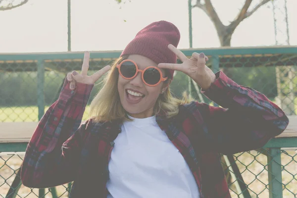 Porträt Eines Asiatischen Hipster Mädchens Mit Orangefarbener Sonnenbrille Vintage Stil — Stockfoto